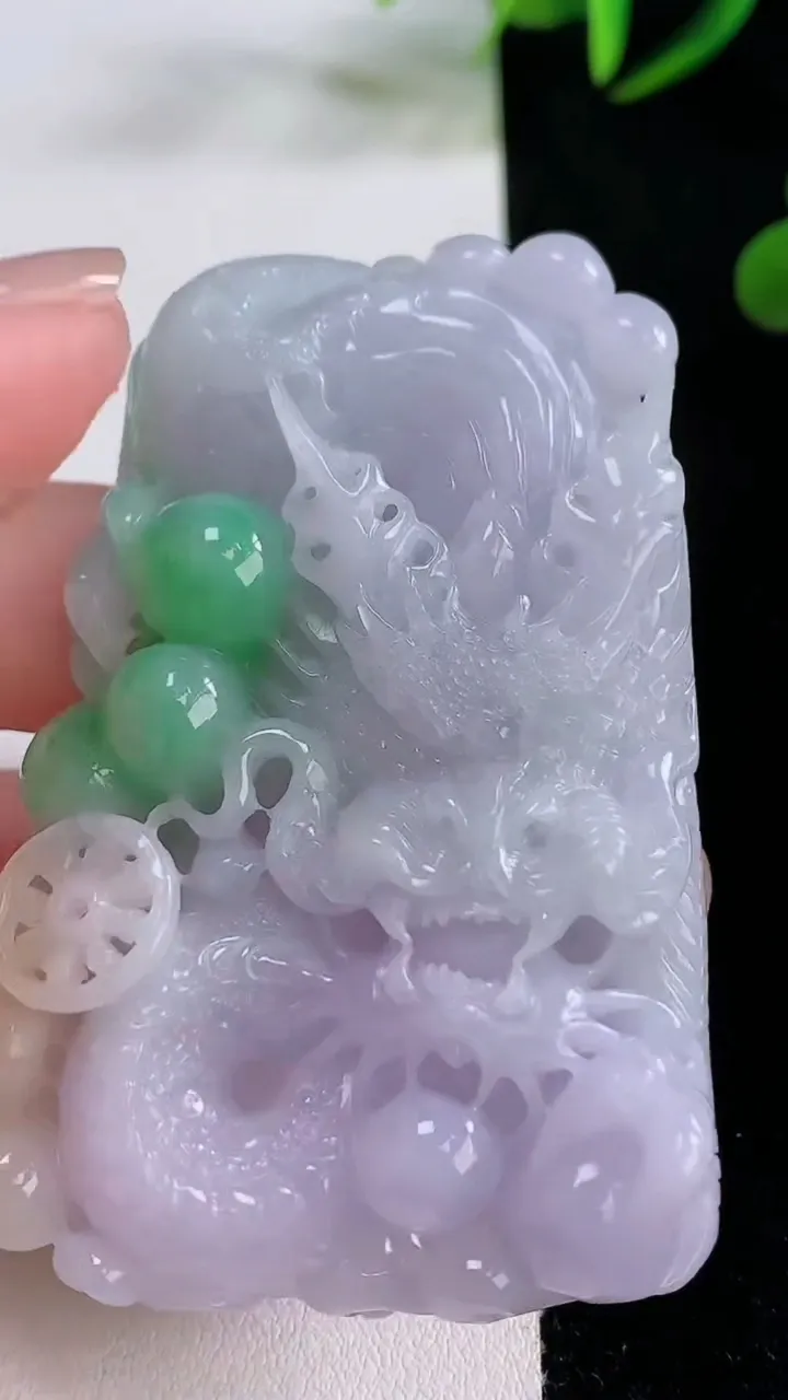 天然A货翡翠春带彩紫罗兰龙牌吊坠，尺寸64.6-42.4-12.2，重量:65.10g
11月24日