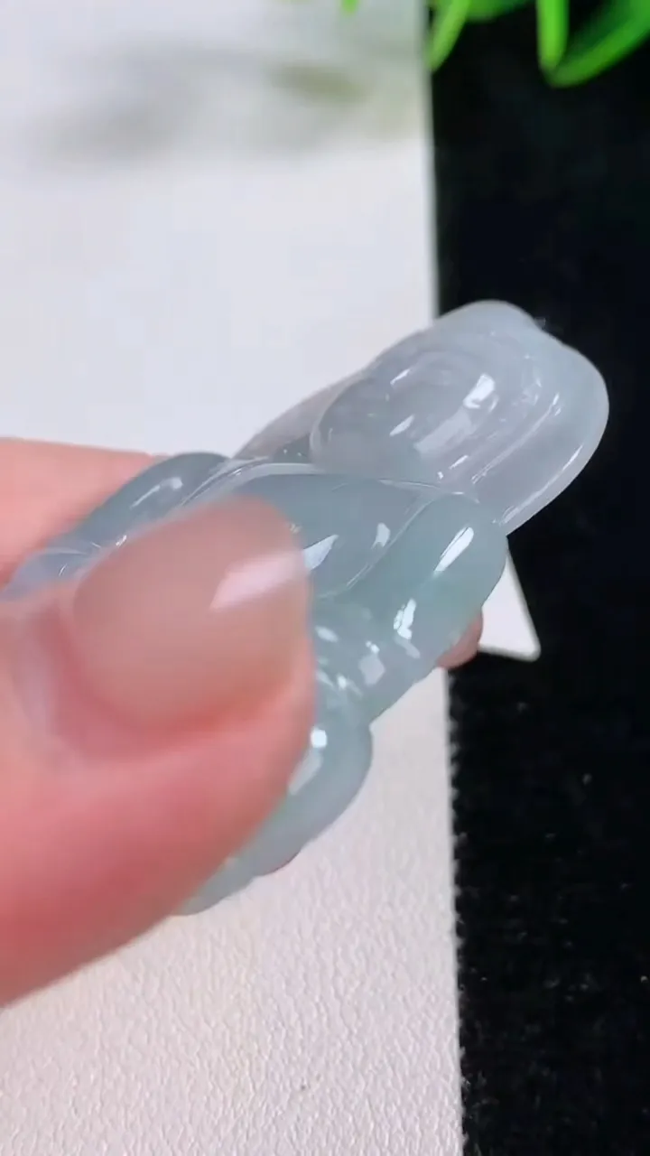 天然A货翡翠观音菩萨吊坠，尺寸55.3-38.8-5.8，重量:21.06g
11月24日