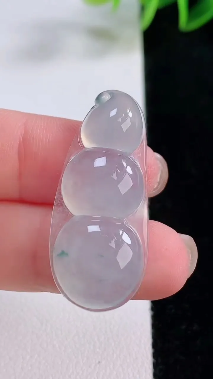 天然A货翡翠冰种飘花福豆吊坠，尺寸35.7-15.3-5.8，重量:5.51g
11月24日