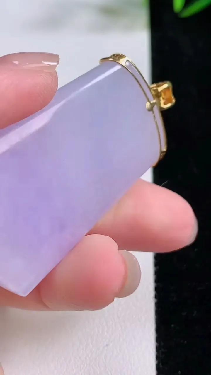 天然A货翡翠18K金紫罗兰无事牌吊坠，尺寸47.2-26.9-5.6，重量:21.36g
11月24日