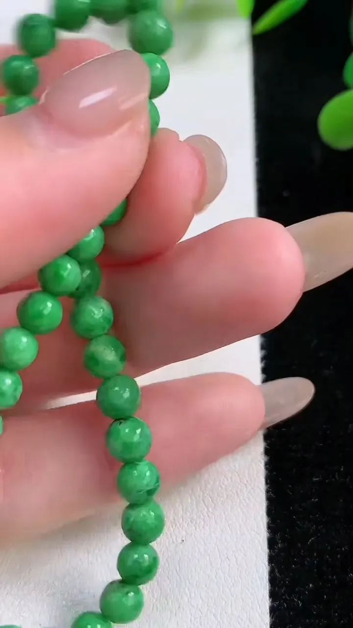 天然A货翡翠圆珠手串，尺寸5.5-34颗，重:7.53g11月24日
工厂直销收藏佳品,种好水足，色泽均匀，有种有色，上手高大气！