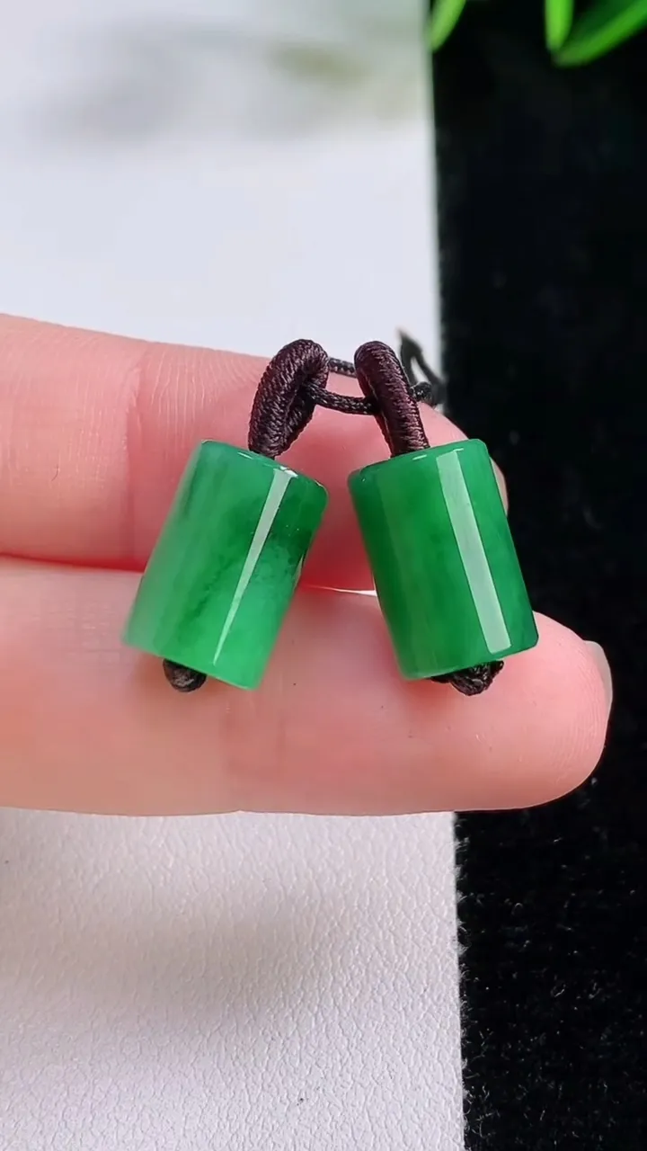 天然A货翡翠路路通吊坠一对，尺寸12.5-8.5，重量:5.55g
11月24日