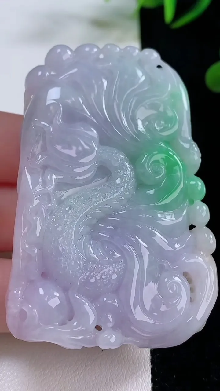 天然A货翡翠春带彩紫罗兰龙牌吊坠，尺寸64.6-42.4-12.2，重量:65.10g
11月24日