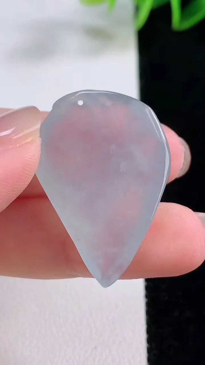 天然A货翡翠金枝玉叶 叶子吊坠，尺寸33.4-23.5-6.8，重量:8.30g
11月24日