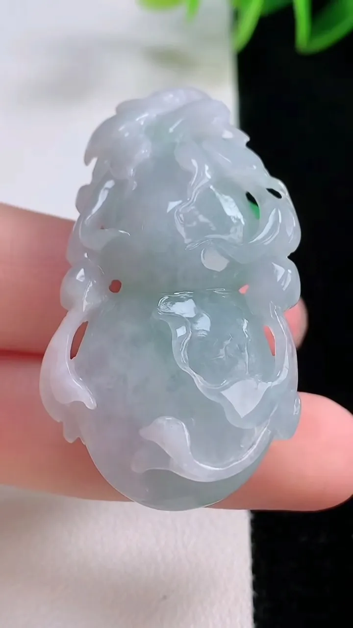 天然A货翡翠葫芦吊坠，尺寸45.2-26.3-15.4，重量:23.48g
11月24日