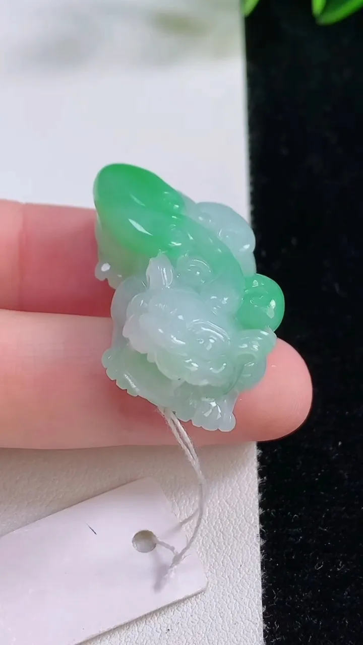 天然A货翡翠貔貅吊坠，尺寸34-20.5-12.7，重量:16.58g
11月24日