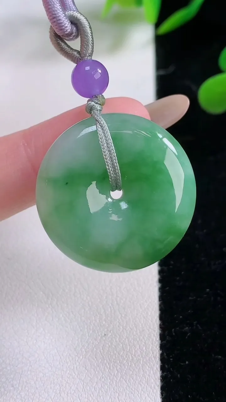 天然A货翡翠平安扣吊坠，尺寸26.8-6.8，重:10.74g
11月24日