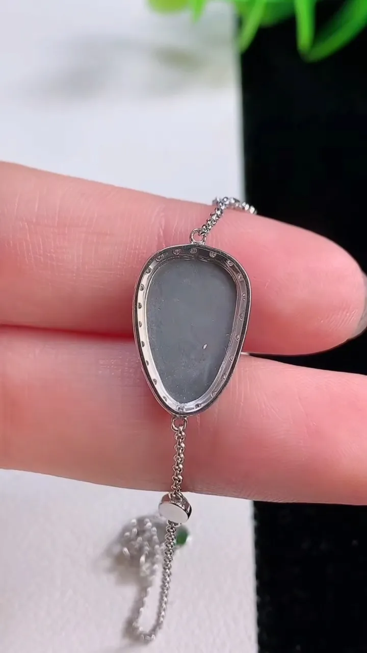 天然A货翡翠金枝玉叶 叶子吊坠，尺寸14.5-9-4.8，重量:2.41g
11月24日