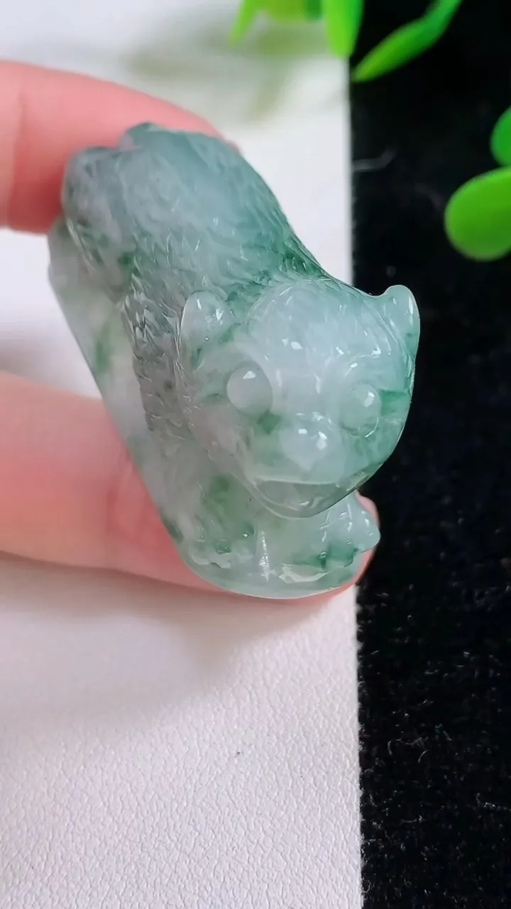 天然A货翡翠飘花生肖虎小摆件，尺寸56.5-17.5-31，重:47.21g
11月24日