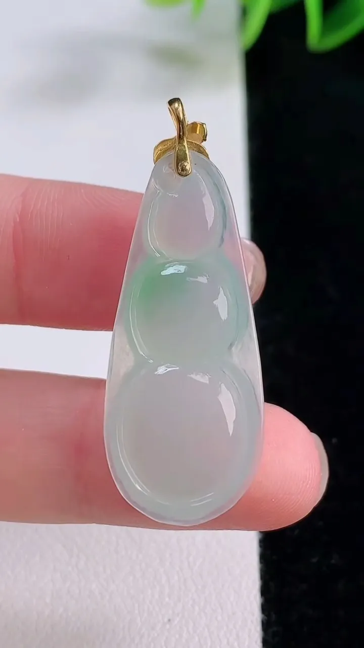 天然A货翡翠福豆吊坠，尺寸33.5-15-5.4，重量:4.92g
11月24日