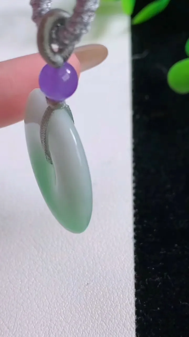 天然A货翡翠平安扣吊坠，尺寸28.2-5，重:7.83g
11月24日