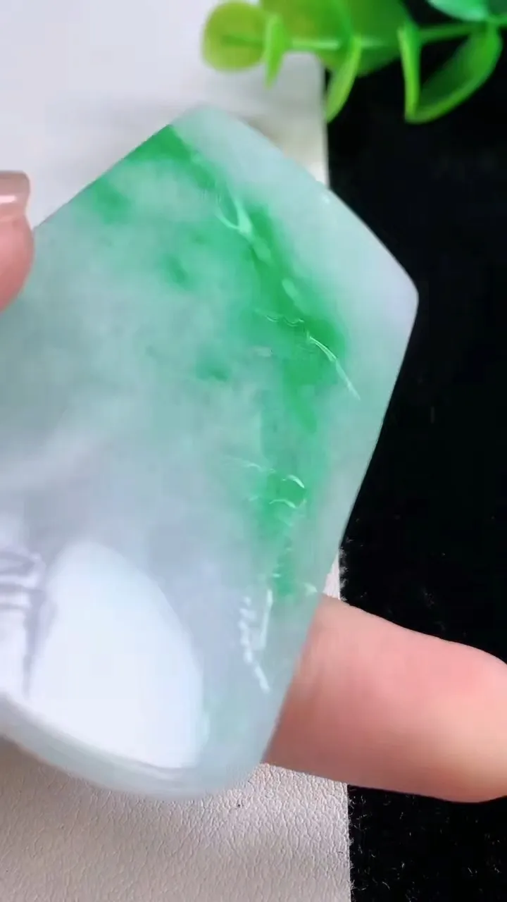 天然A货翡翠山水牌吊坠，尺寸76.7-42-5.1，重量:44.38g
11月24日