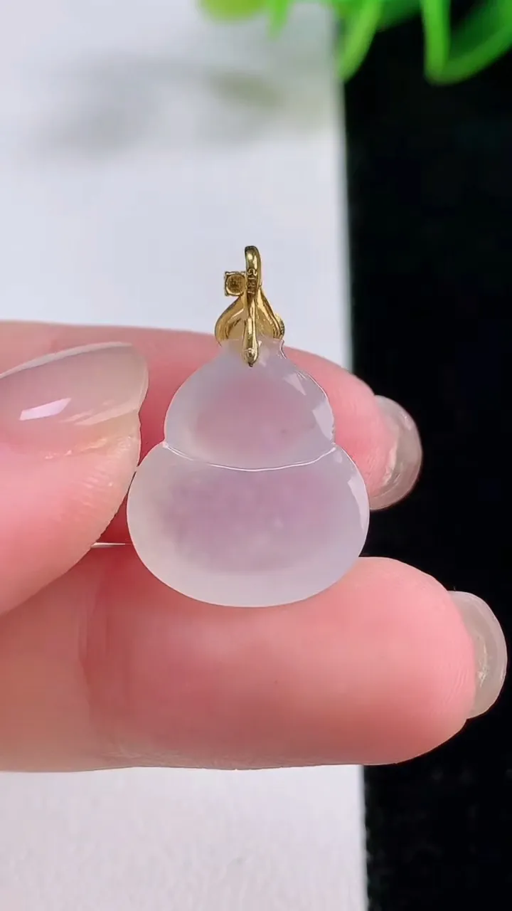 天然A货翡翠种白冰葫芦吊坠，尺寸17.2-14.7-5.6，重量:2.58g
11月24日