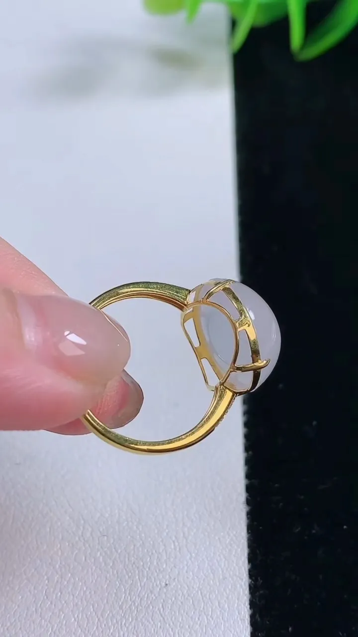 天然A货翡翠种白冰蛋面戒指，尺寸17.7-14.3-7.8，重量:3.57g2025年11月24日
工厂直销收藏佳品,种好水足，色泽均匀，有种有色，上手高大气！