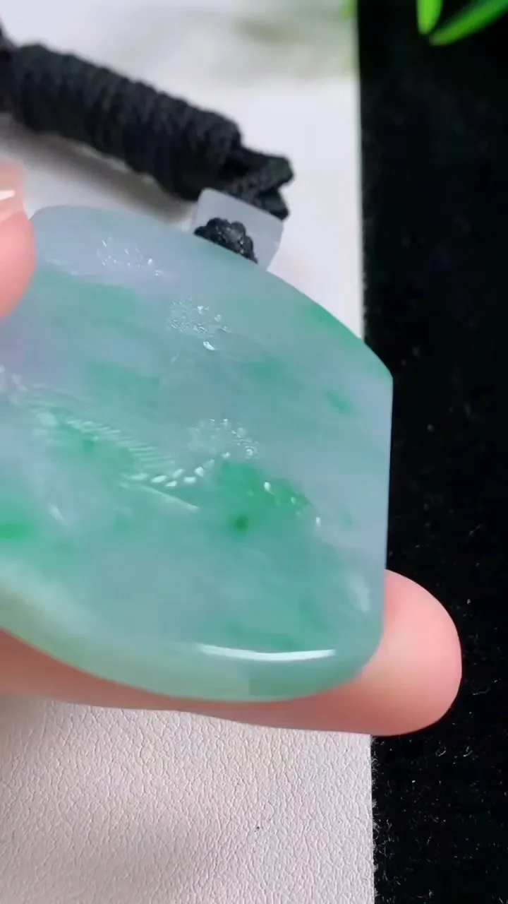 天然A货翡翠山水牌吊坠，尺寸53-40.7-5.8，重量:37.62g
11月24日