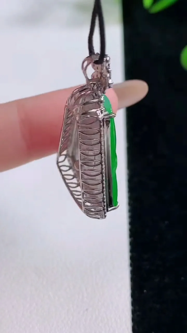 天然A货翡翠节节高升 竹节吊坠，尺寸33.4-18.6-7.7，裸石23.4-16重量:5.46g
11月24日
