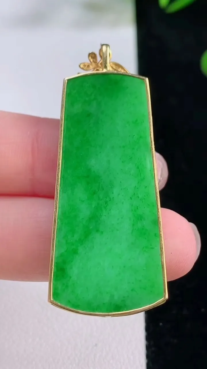 天然A货翡翠无事牌吊坠，尺寸42.3-19.6-2.8，重量:7.65g
11月24日