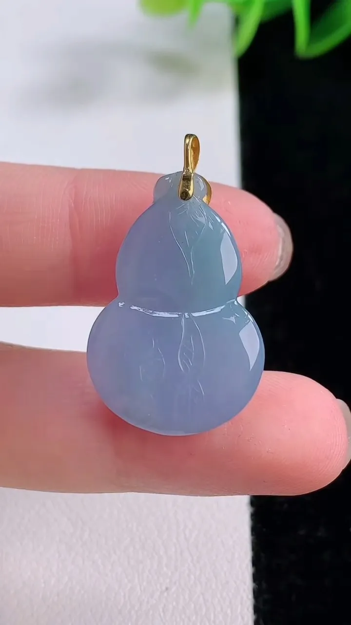 天然A货翡翠18K金紫罗兰葫芦吊坠，尺寸26.4-17.8-6.8，重量:5.22g
11月24日