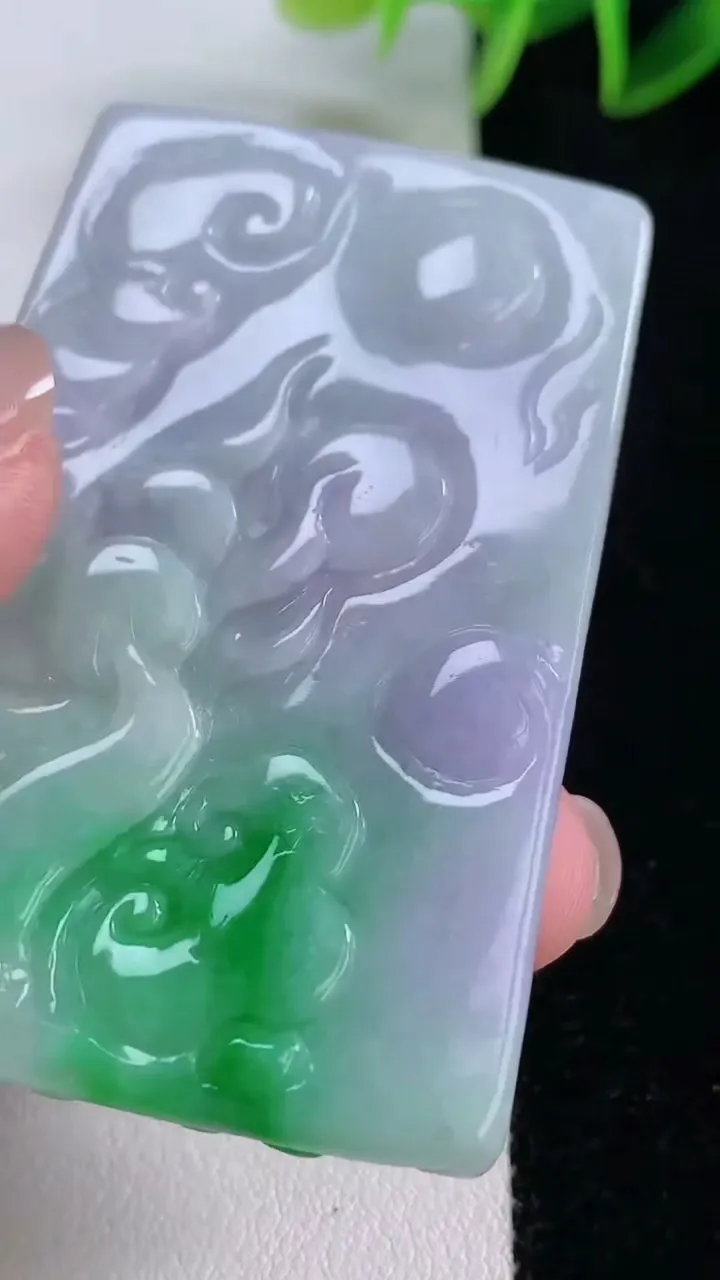 天然A货翡翠春带彩紫罗兰龙牌吊坠，尺寸57.8-37.2-5.6，重量:31.54g
11月24日