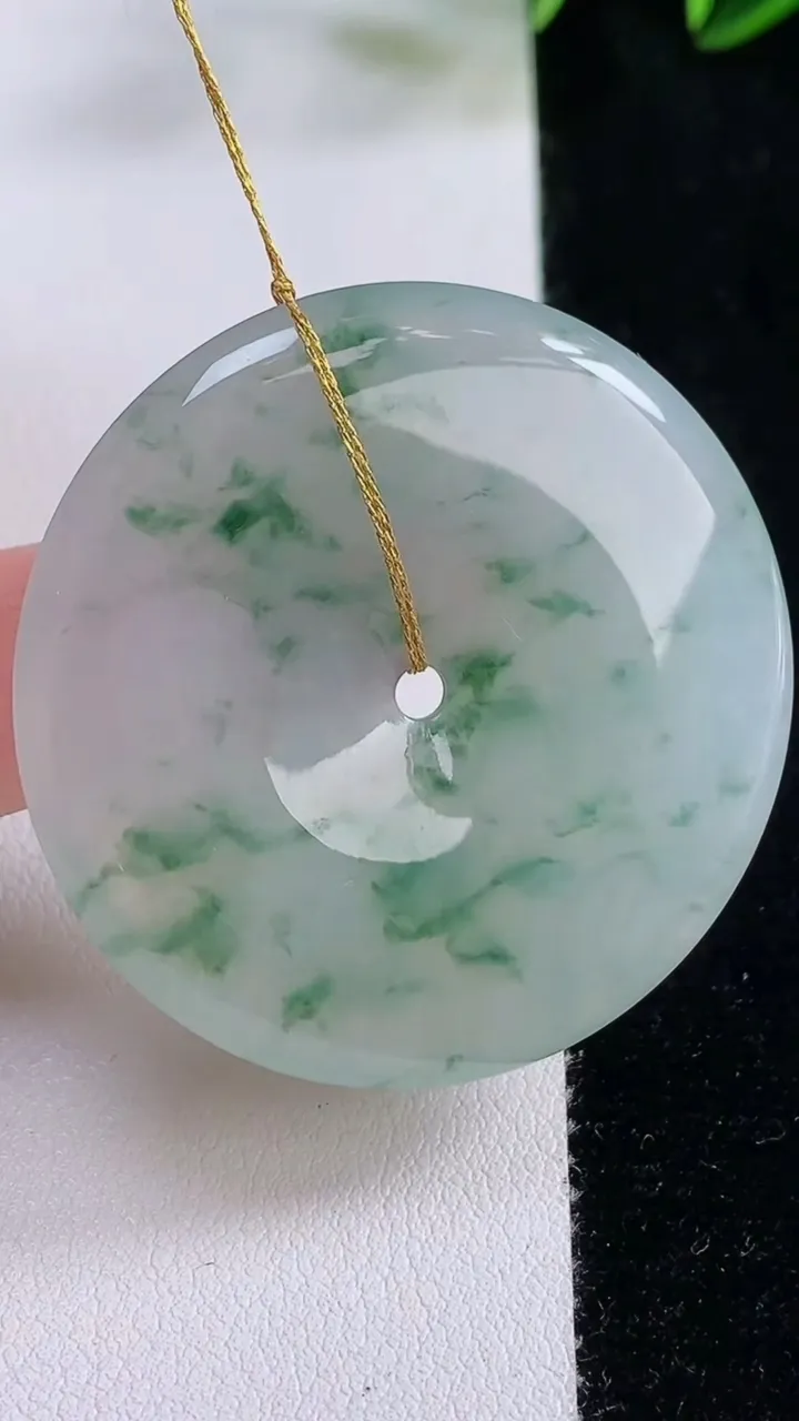 天然A货翡翠冰种飘花平安扣吊坠，尺寸41.7-5.9，重量:21.37g
11月24日