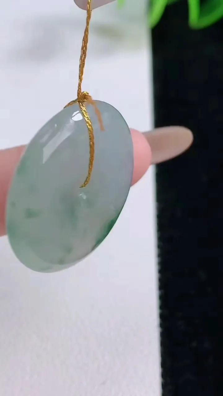 天然A货翡翠冰种飘花平安扣吊坠，尺寸26-5.4，重量:7.67g
11月24日