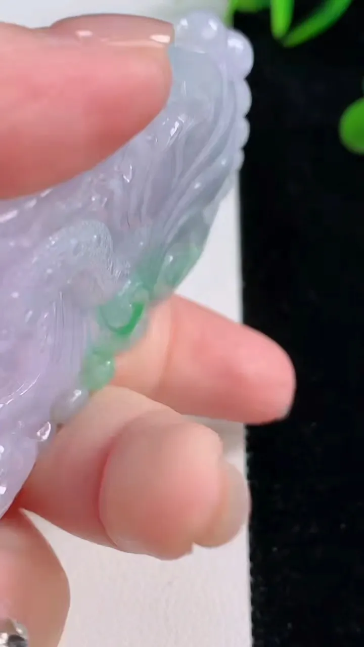 天然A货翡翠春带彩紫罗兰龙牌吊坠，尺寸64.6-42.4-12.2，重量:65.10g
11月24日