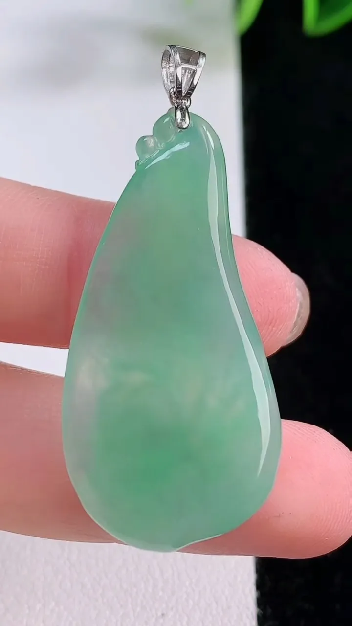 天然A货翡翠和和美美 荷花吊坠，尺寸39.3-19.5-4.3，重量:6.56g
11月24日