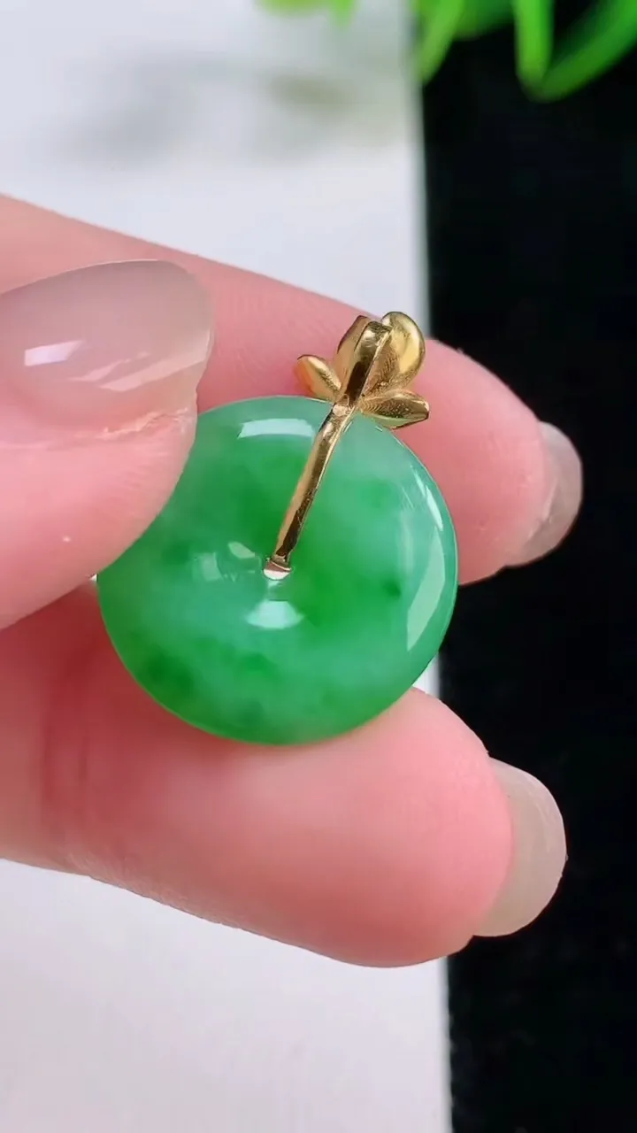 天然A货翡翠平安扣吊坠，尺寸17-3.4，重量:2.26g
11月24日
