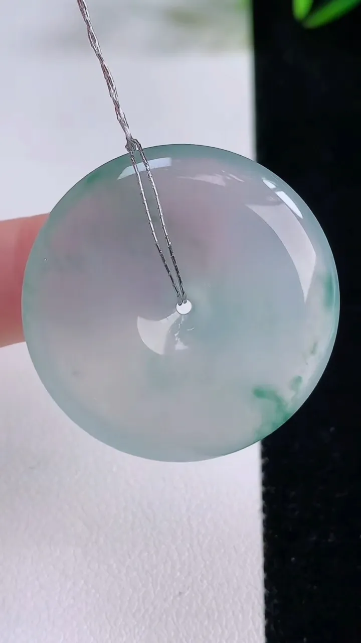 天然A货翡翠种飘花平安扣吊坠，尺寸32.5-6，重量:14.15g
11月24日