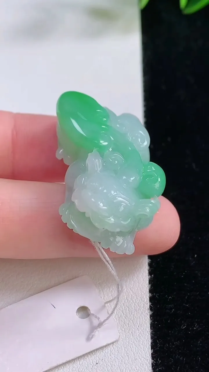 天然A货翡翠貔貅吊坠，尺寸34-20.5-12.7，重量:16.58g
11月24日