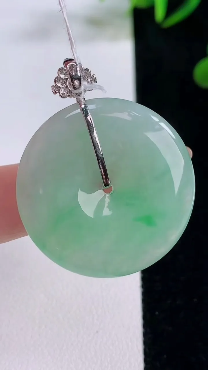 天然A货翡翠平安扣吊坠，尺寸31.7-5，重量:11.72g
11月24日