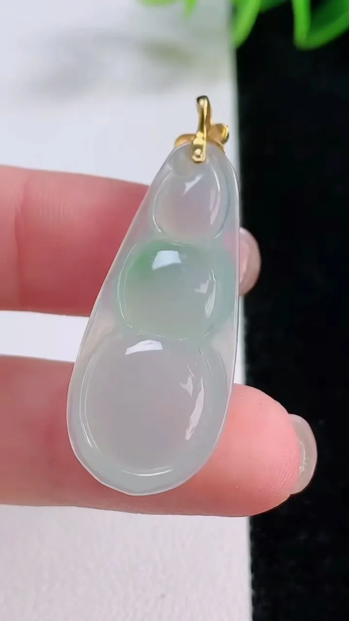 天然A货翡翠福豆吊坠，尺寸33.5-15-5.4，重量:4.92g
11月24日
