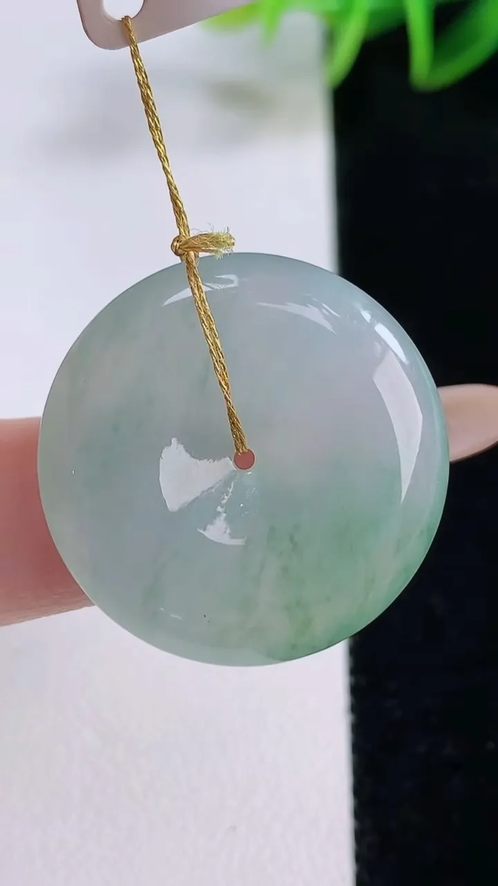 天然A货翡翠平安扣吊坠，尺寸27-5.9，重量:8.91g
11月24日