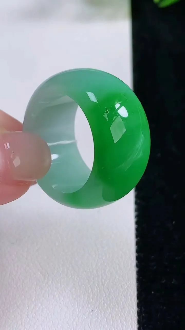 天然A货翡翠指环扳指，尺寸21-13.7-4.4，重量:15.06g2025年11月24日
工厂直销