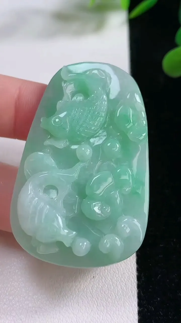 天然A货翡翠年年有余吊坠，尺寸49.2-31-8，重:21.72g
11月24日