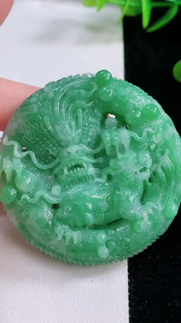 天然A货翡翠龙牌吊坠，尺寸57-13.8，重量:83.88g
11月24日