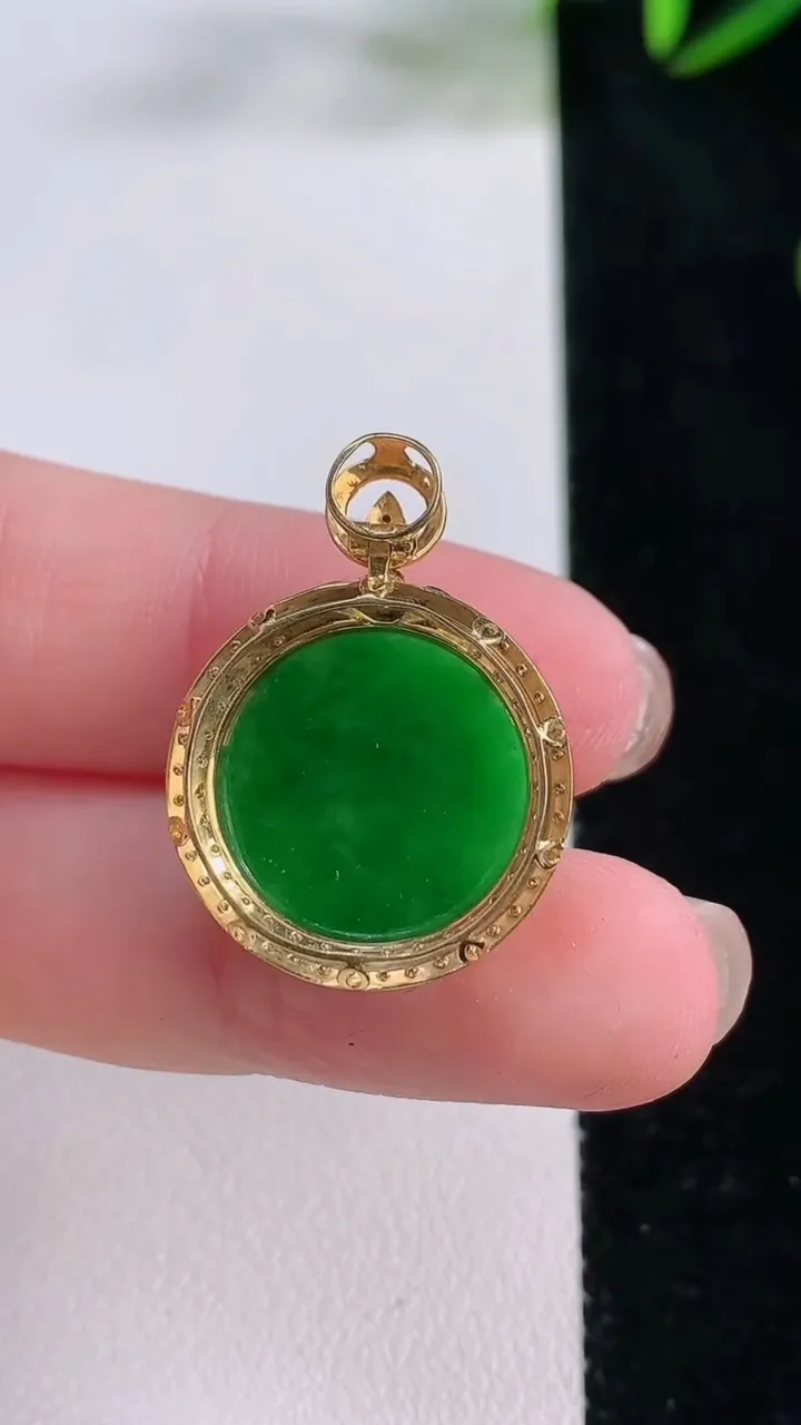 天然A货翡翠无事牌吊坠，尺寸25.7-19.2-7.6，裸石15.3重量:3.70g
11月24日