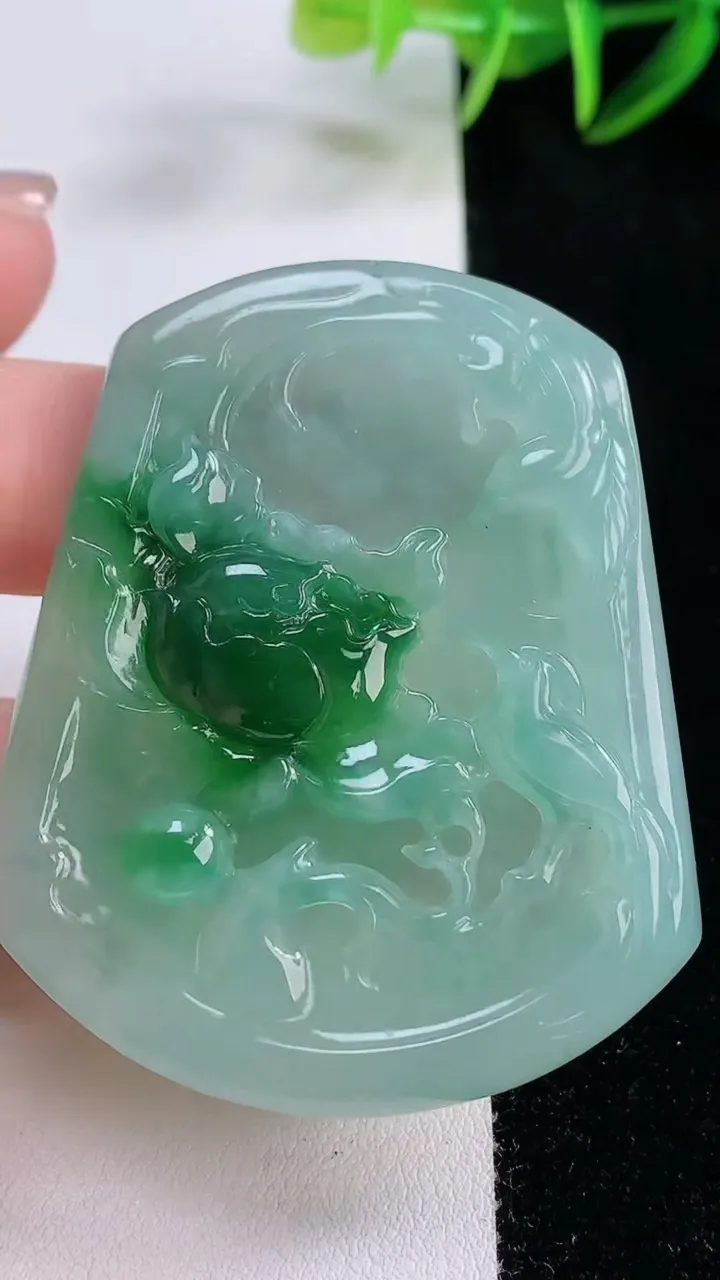 天然A货翡翠鸟语花香吊坠，尺寸56.3-46.2-26.1，重量:33.95g
11月24日