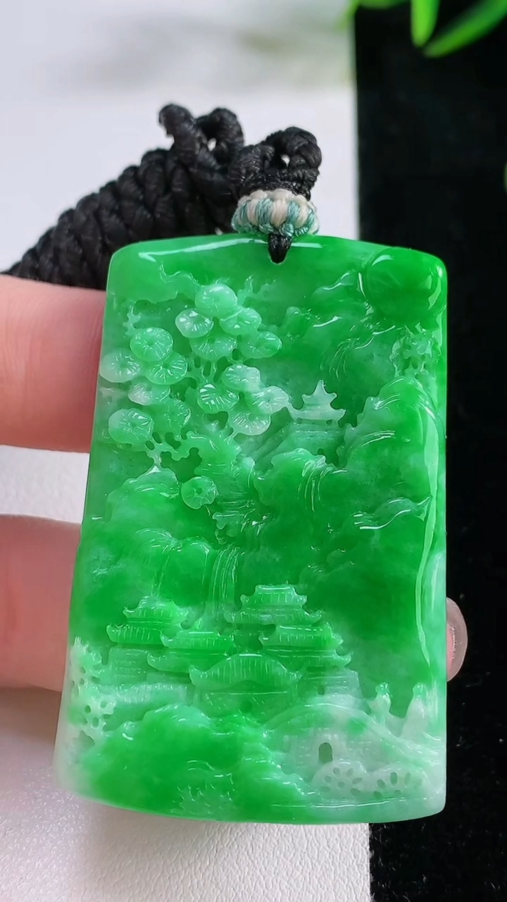 天然A货翡翠山水牌吊坠，尺寸53-33-5，重量:26.78g
11月24日