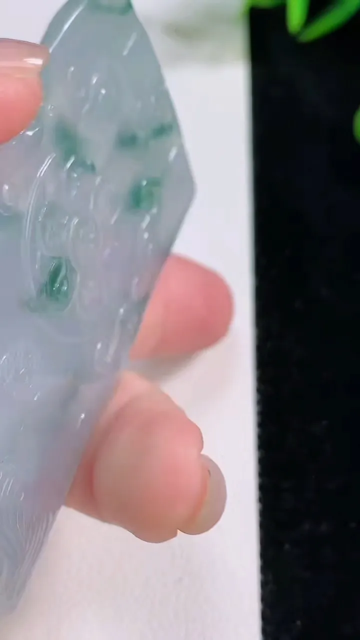 天然A货翡翠种飘花千手观音吊坠，尺寸66.2-10.6-5.2，重量:37.57g
11月24日