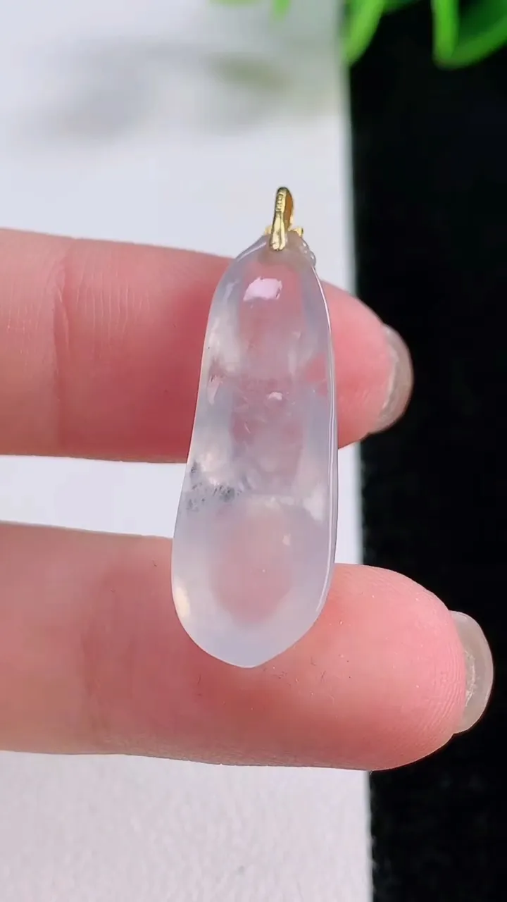 天然A货翡翠种白冰福豆吊坠，尺寸26.8-10-5.3，重量:2.43g
11月24日