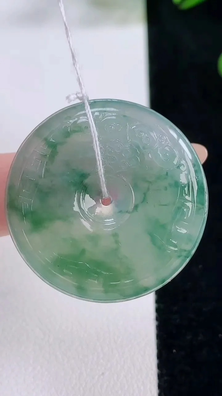 天然A货翡翠冰种飘花复古平安扣吊坠，尺寸32.5-5.6，重量:11.93g
11月24日