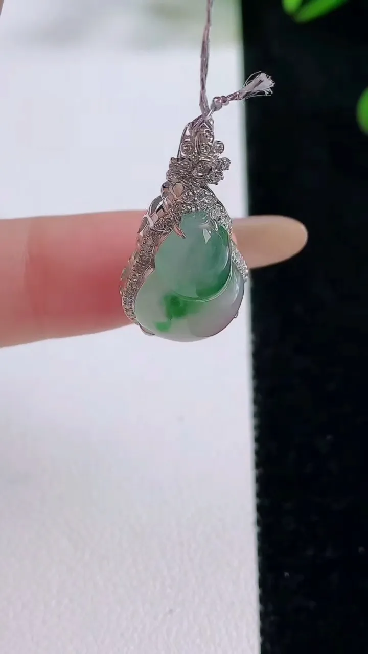 天然A货翡翠葫芦吊坠，尺寸25.9-13-8，裸石15-11.4重量:2.45g
11月24日