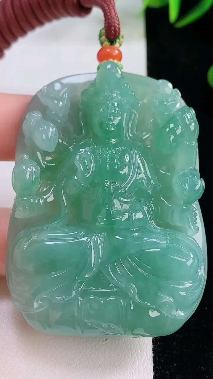 天然A货翡翠千手观音吊坠，尺寸59.5-45.2-11.3，重量:66.15g
11月24日