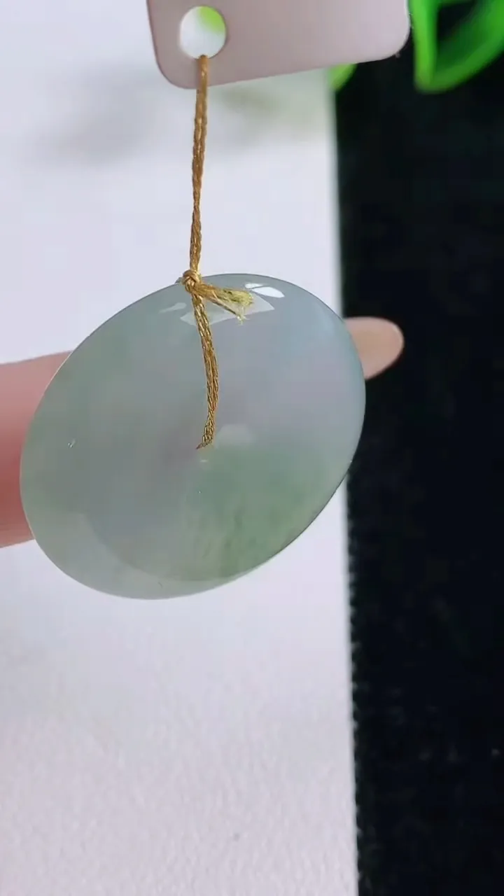 天然A货翡翠平安扣吊坠，尺寸27-5.9，重量:8.91g
11月24日