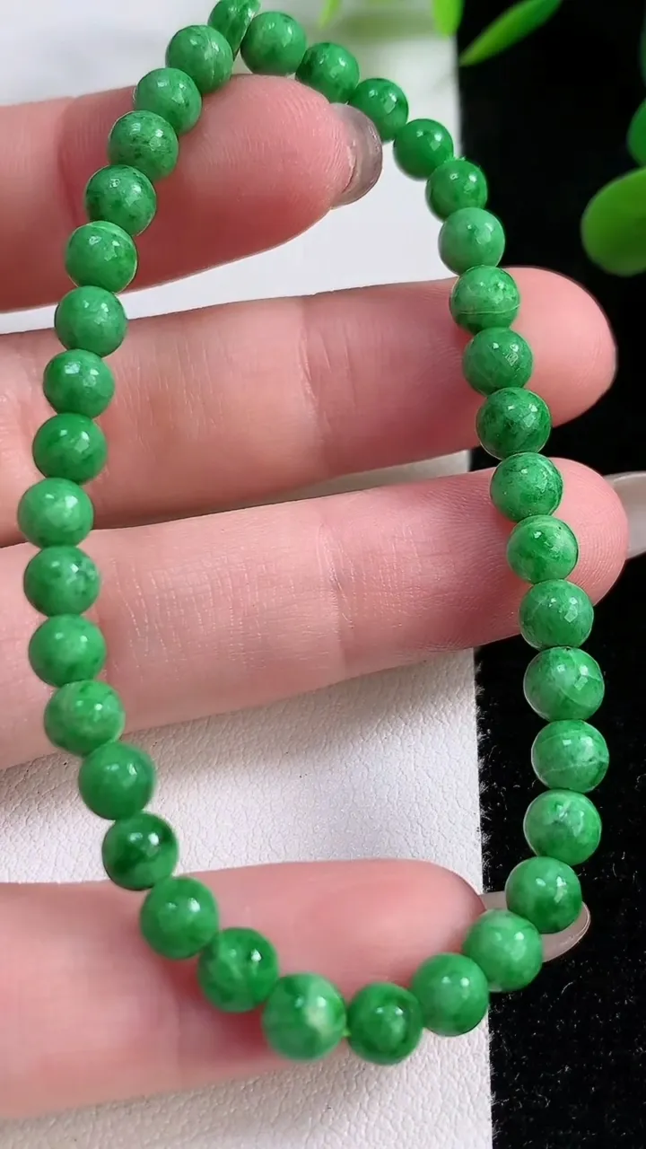 天然A货翡翠圆珠手串，尺寸5.5-34颗，重:7.53g11月24日
工厂直销收藏佳品,种好水足，色泽均匀，有种有色，上手高大气！