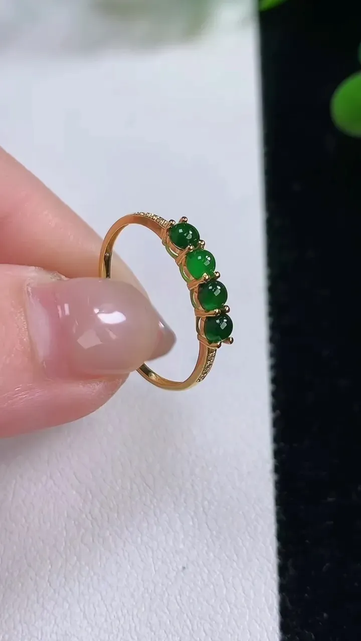 天然A货翡翠蛋面戒指，尺寸17.5-2.6-2.8，重:0.94g2025年11月24日
工厂直销收藏佳品,种好水足，色泽均匀，有种有色，上手高大气！