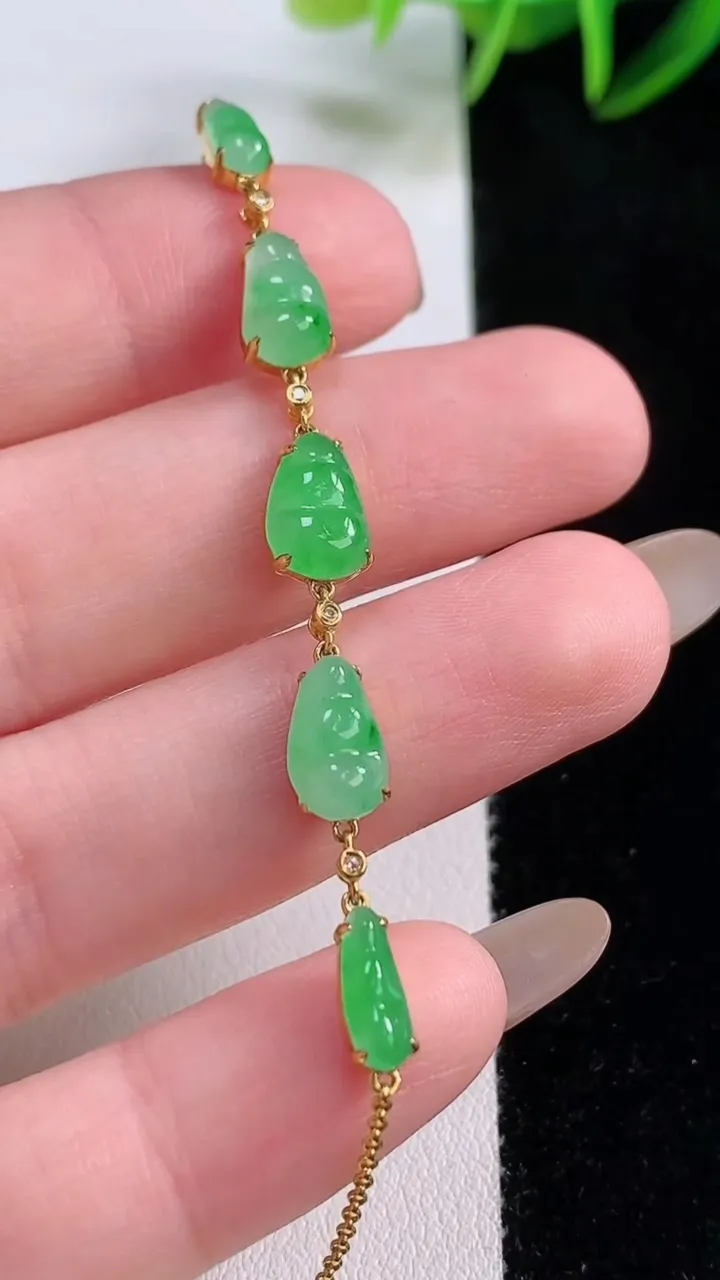 天然A货翡翠福豆手链，尺寸8.6-5.6-3.3，重量:2.80g
11月24日