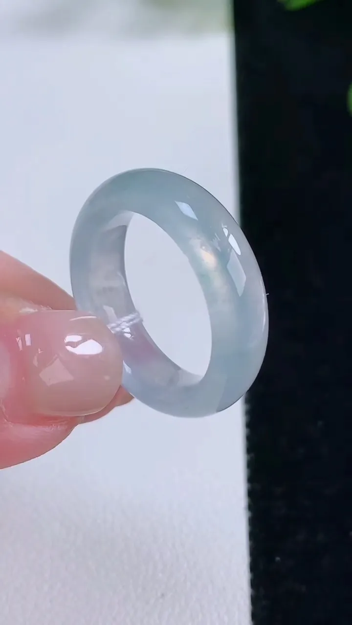 天然A货翡翠种飘花指环戒指，尺寸18-5.8-3.4，重量:4.53g2025年11月24日
工厂直销收藏佳品,种好水足，色泽均匀，有种有色，上手高大气！