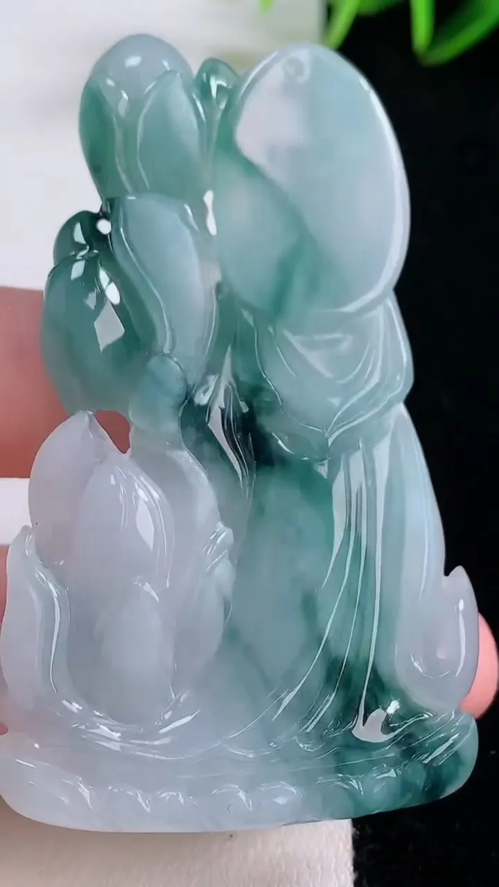 天然A货翡翠冰种飘花大势至菩萨吊坠，尺寸64-39.3-10.2，重量:38.83g
11月24日